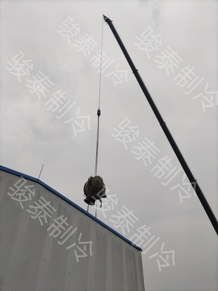 特灵离心机吊装