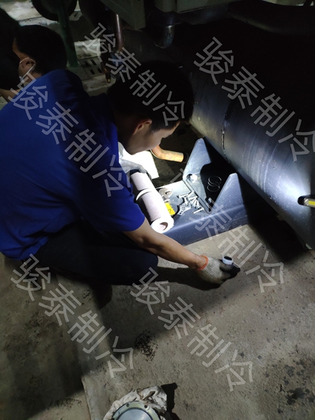 中央空调保养更换干燥过滤器